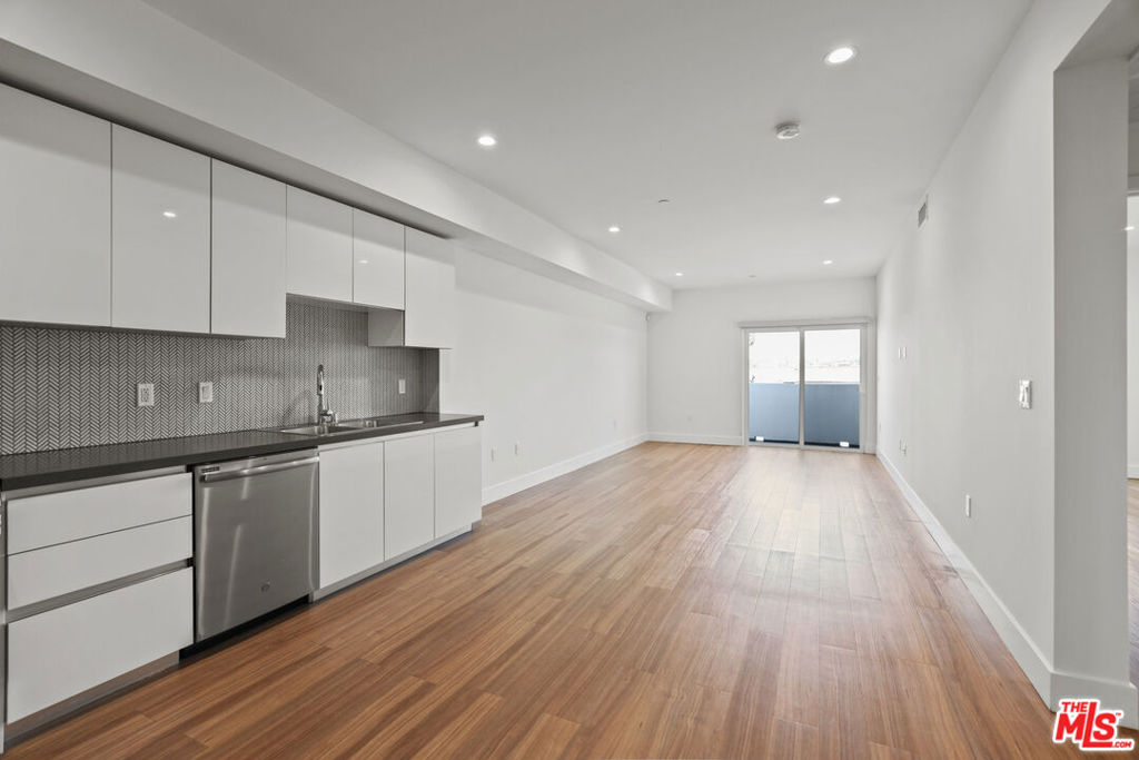 Residential Lease for rent at 518 N Gramercy Place 211, Los Angeles, Los Angeles County CA featuring 1 bed and 1 bath
