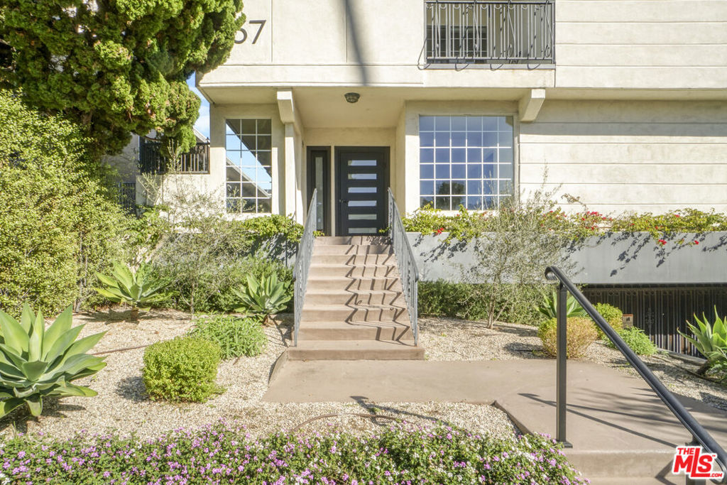 Residential Lease for rent at 837 Lincoln Boulevard 3, Santa Monica, Los Angeles County CA featuring 3 beds and 2 baths