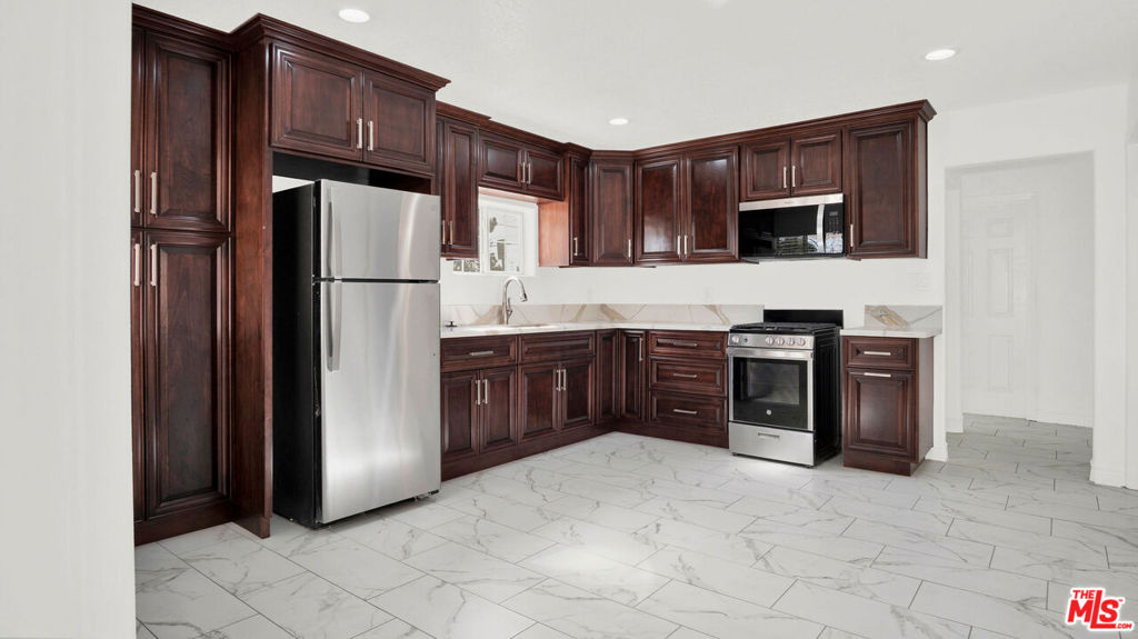 Residential Lease for rent at 2239 W Lincoln Street, Long Beach, Los Angeles County CA featuring 3 beds and 1 bath