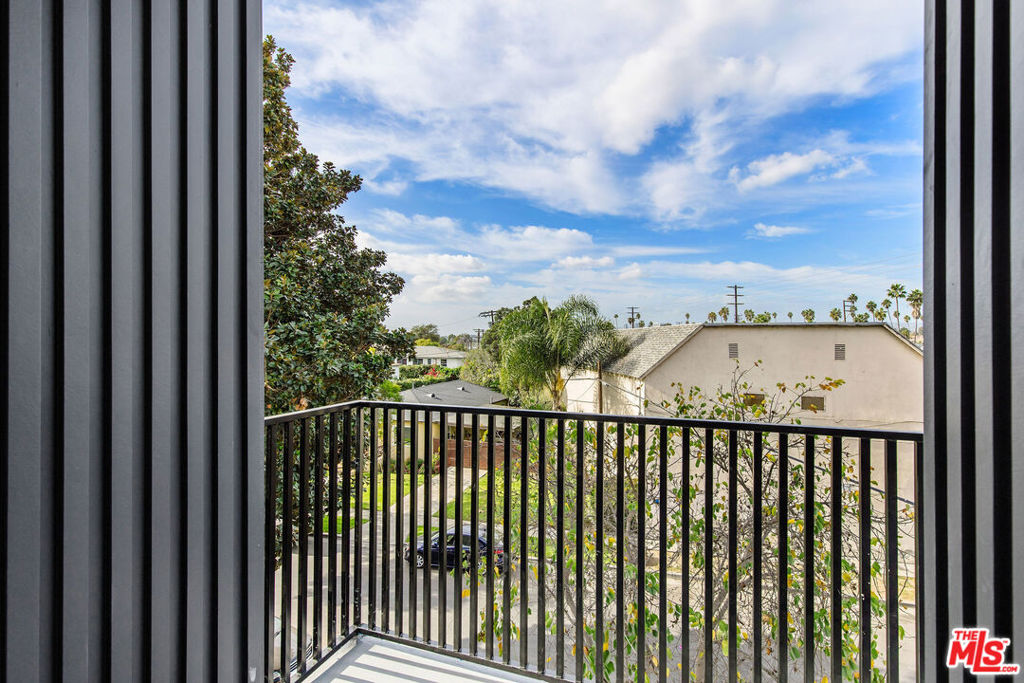 Residential Lease for rent at 1614 S Sycamore Avenue, Los Angeles, Los Angeles County CA featuring 3 beds and 3 baths