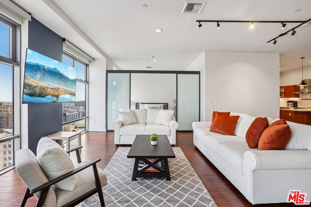 Residential Lease for rent at 801 S Grand Avenue 1310, Los Angeles, Los Angeles County CA featuring 3 beds and 3 baths