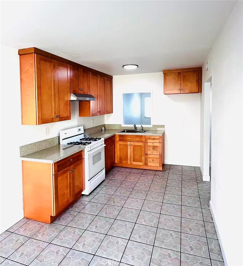 Residential Lease for rent at 4109 W 5th C3, Santa Ana CA featuring 2 beds and 2 baths