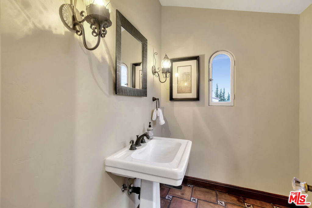 Residential Lease for rent at 3425 Oak Glen Drive, Los Angeles, Los Angeles County CA featuring 3 beds and 3 baths