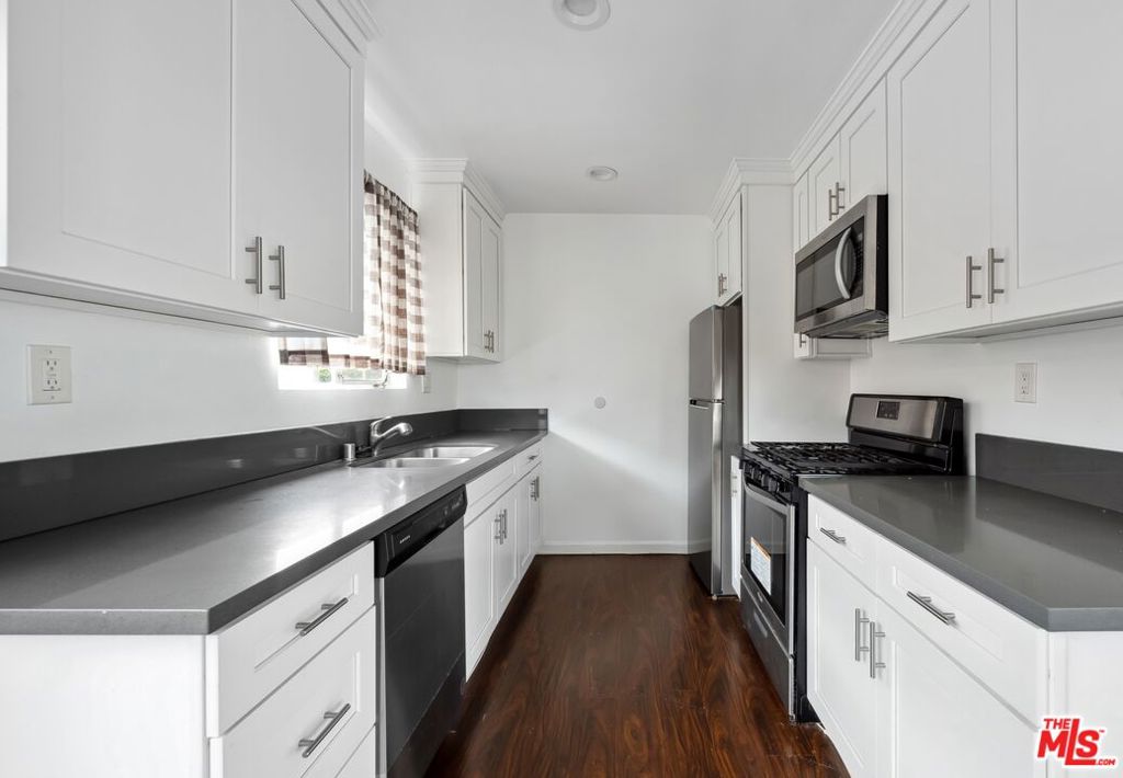 Residential Lease for rent at 7550 Fountain 10, West Hollywood, Los Angeles County CA featuring 2 beds and 2 baths