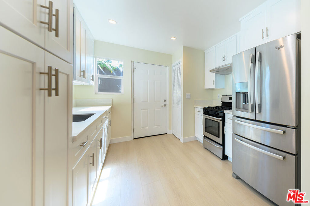 Residential Lease for rent at 2718 W 70th, Los Angeles, Los Angeles County CA featuring 2 beds and 1 bath