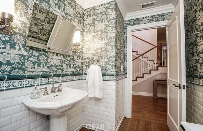 Residential Lease for rent at 3028 E Chevy Chase, Glendale, Los Angeles County CA featuring 4 beds and 4 baths