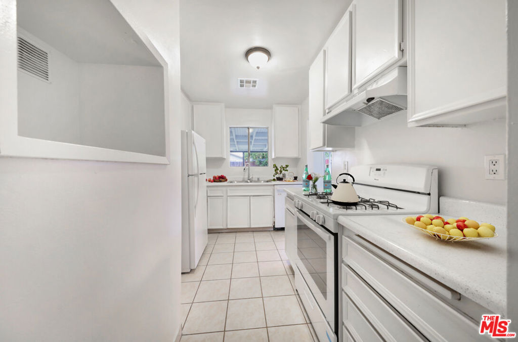 Residential Lease for rent at 1040 Iris Street, Wasco CA featuring 3 beds and 2 baths