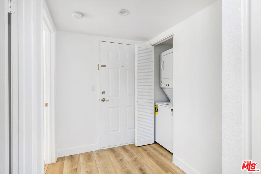 Residential Lease for rent at 9800 Vidor Drive 203, Los Angeles, Los Angeles County CA featuring 1 bed and 2 baths