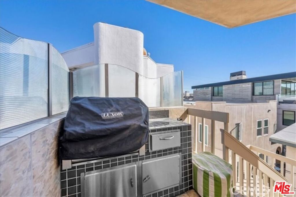 Residential Lease for rent at 712 Highland Avenue, Manhattan Beach CA featuring 3 beds and 4 baths