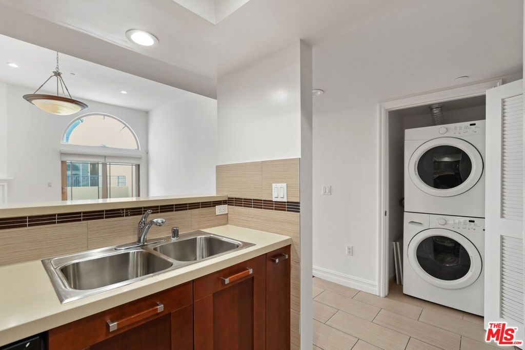 Residential Lease for rent at 1240 Sherbourne 102, Los Angeles, Los Angeles County CA featuring 3 beds and 3 baths