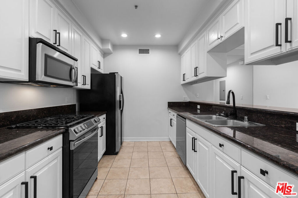 Residential Lease for rent at 1401 S St Andrews Place 201, Los Angeles, Los Angeles County CA featuring 3 beds and 2 baths