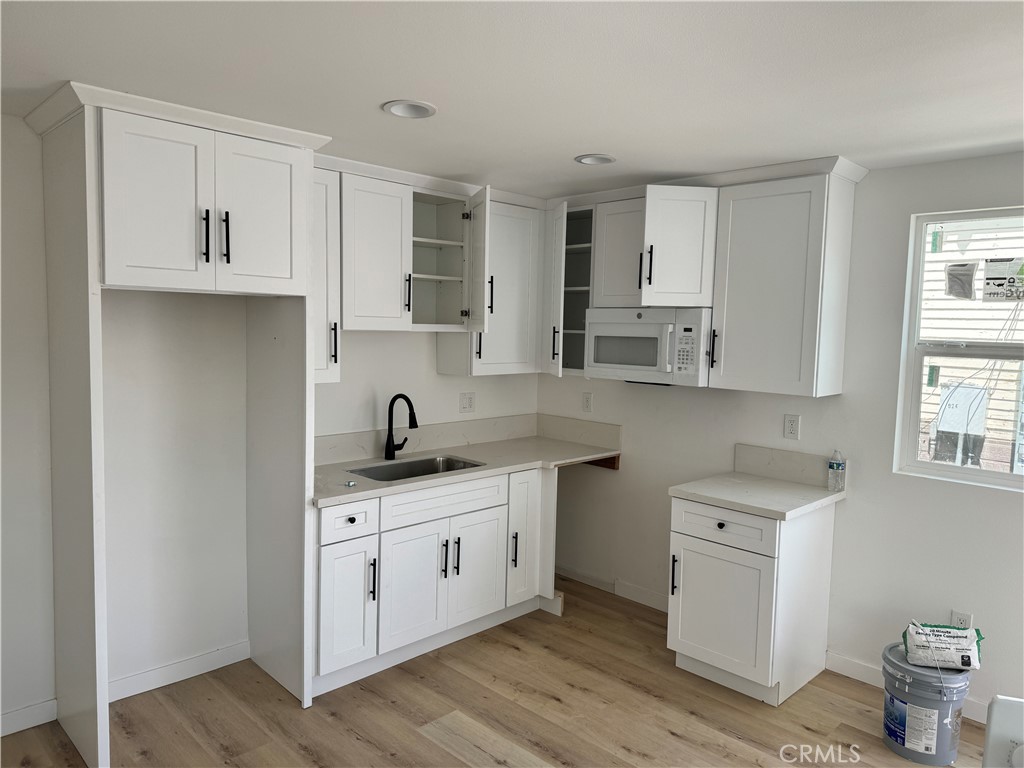 Residential Lease for rent at 922 E Lanzit Avenue, Los Angeles, Los Angeles County CA featuring 2 beds and 1 bath