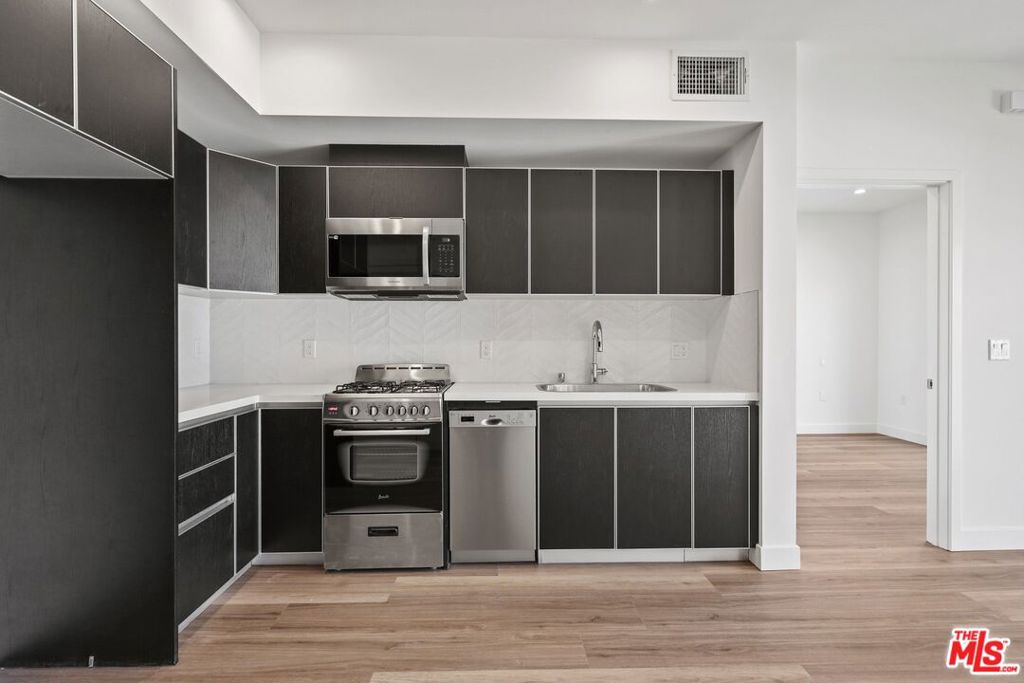 Residential Lease for rent at 3657 Motor 300, Los Angeles, Los Angeles County CA featuring 1 bed and 1 bath