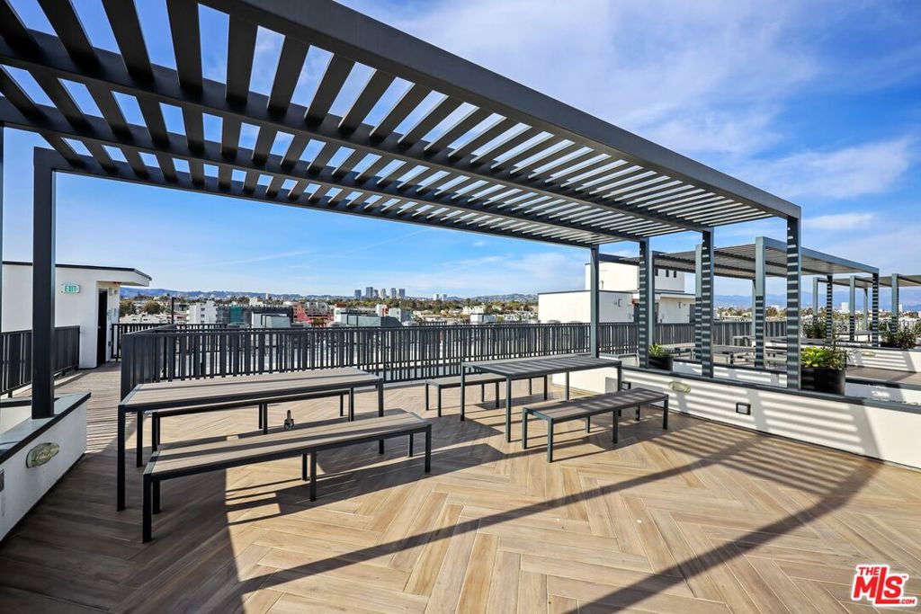 Residential Lease for rent at 3657 Motor 101, Los Angeles, Los Angeles County CA featuring 1 bed and 1 bath