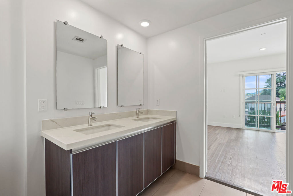 Residential Lease for rent at 1338 N Formosa Avenue 304, West Hollywood, Los Angeles County CA featuring 3 beds and 3 baths