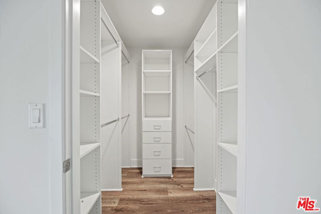 Residential Lease for rent at 1439 N Poinsettia Place 304, Los Angeles, Los Angeles County CA featuring 3 beds and 3 baths