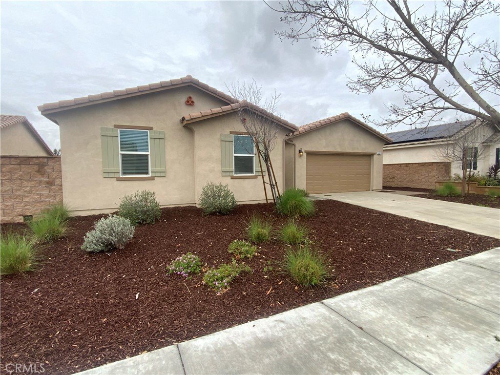 Residential Lease for rent at 5927 White Willow, Jurupa Valley CA featuring 3 beds and 2 baths