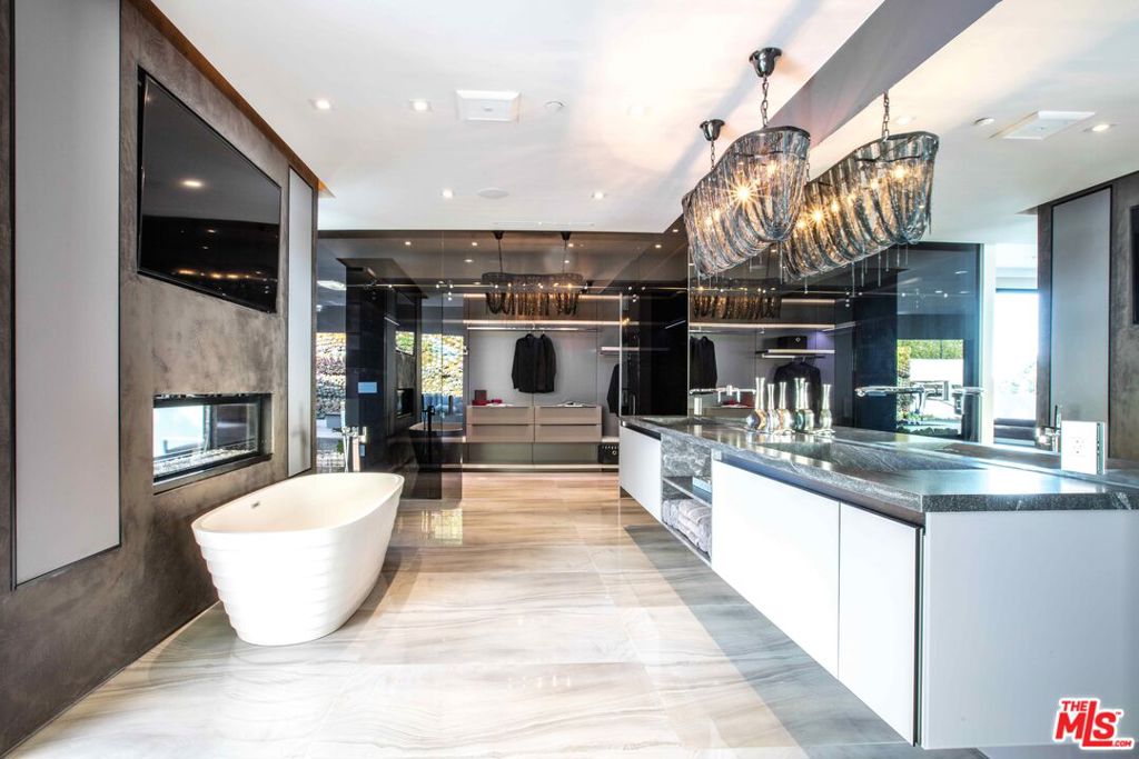 Residential Lease for rent at 2210 Bowmont Drive, Beverly Hills CA featuring 4 beds and 5 baths