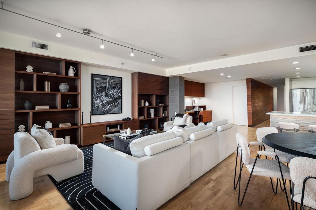 Residential Lease for rent at 1431 Pacific Highway 315, San Diego, San Diego County CA featuring 2 beds and 2 baths