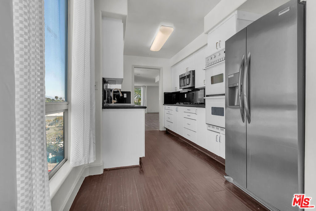 Residential Lease for rent at 131 N Croft Avenue 401, Los Angeles, Los Angeles County CA featuring 3 beds and 3 baths