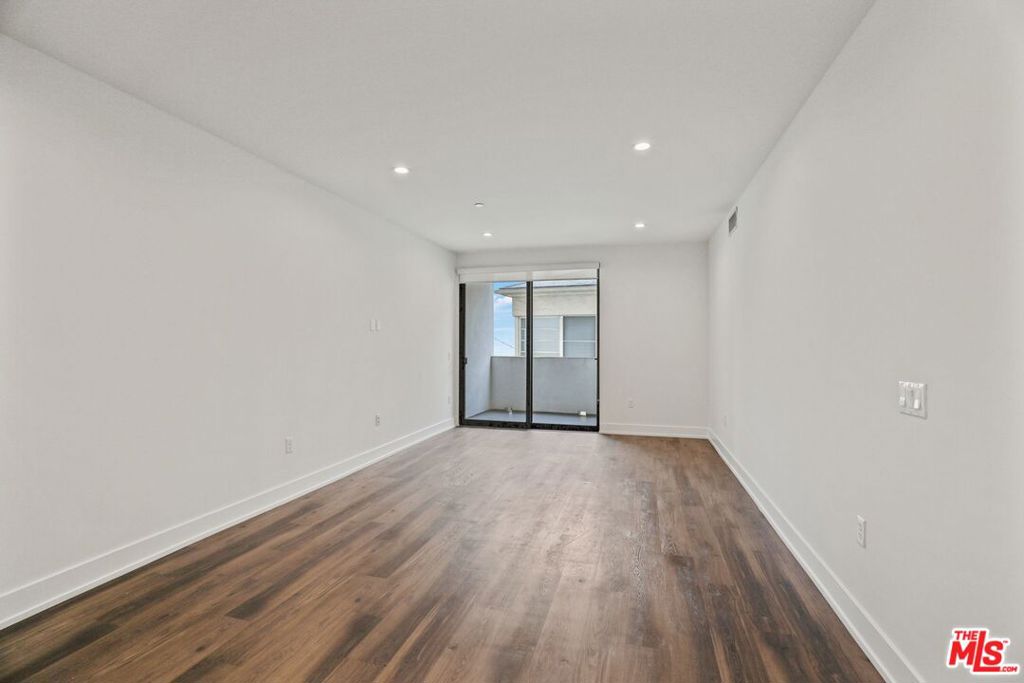 Residential Lease for rent at 129 Kings 104, Los Angeles, Los Angeles County CA featuring 3 beds and 3 baths