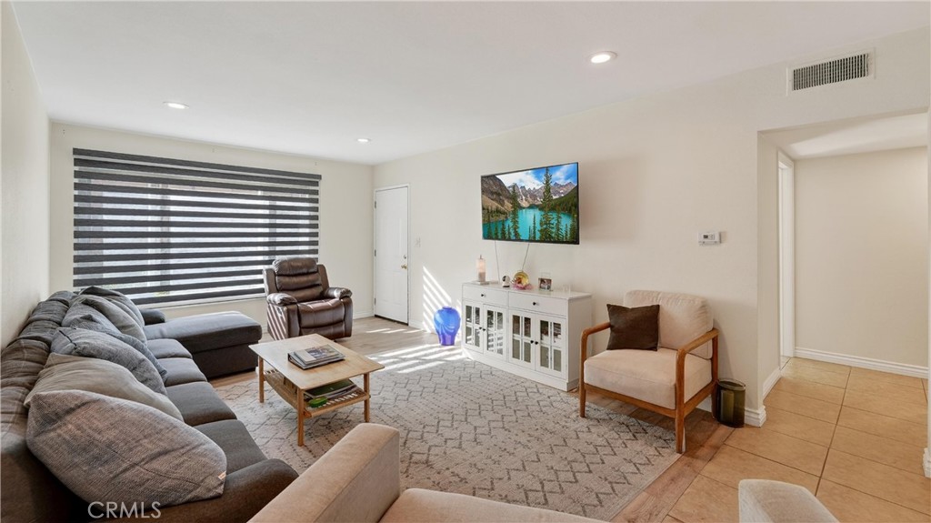 Residential for sale at 1801 Greenleaf 4, Santa Ana CA featuring 1 bed and 1 bath