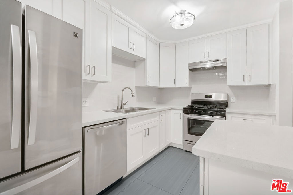 Residential Lease for rent at 2488 N Beachwood Drive 2, Los Angeles, Los Angeles County CA featuring 1 bed and 1 bath