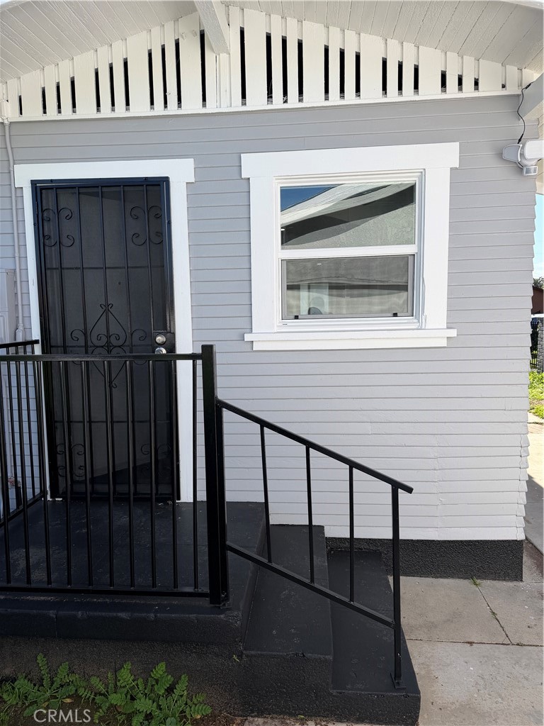 Residential Lease for rent at 1305 E 17th, Long Beach, Los Angeles County CA featuring 2 beds and 1 bath