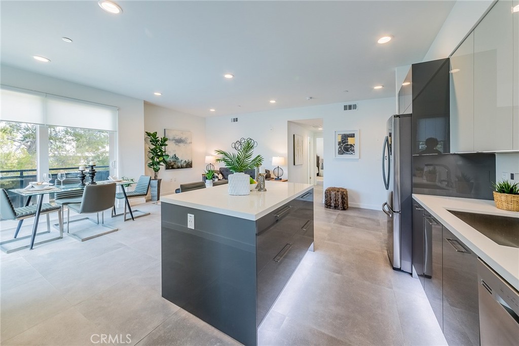 Residential Lease for rent at 214 S Westmoreland 4, Los Angeles, Los Angeles County CA featuring 2 beds and 2 baths