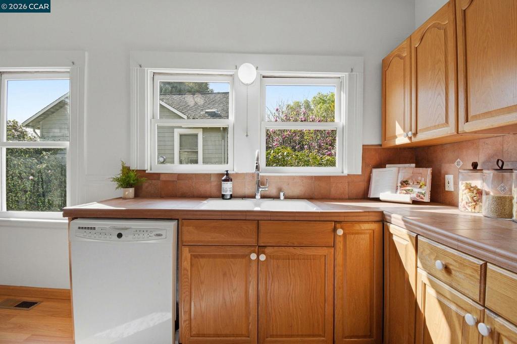 Residential for sale at 5115 5115 LAWTON AVE, Oakland CA featuring 2 beds and 1 bath