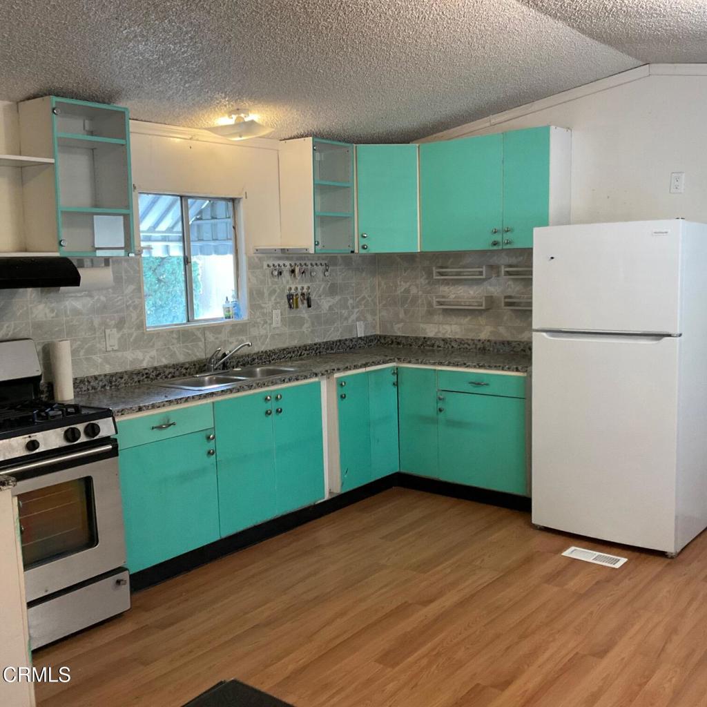 Manufactured In Park for sale at 227 Calle de La Rosa 227, Camarillo CA featuring 2 beds and 2 baths