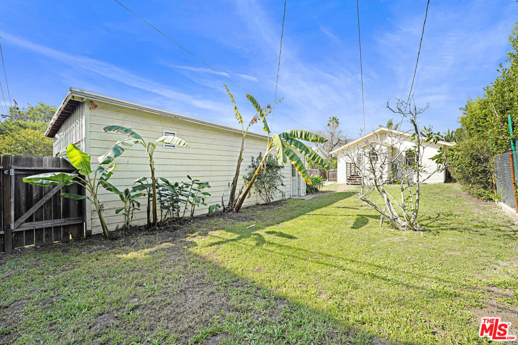 Residential Lease for rent at 11970 Darlington Avenue, Los Angeles, Los Angeles County CA featuring 2 beds and 1 bath