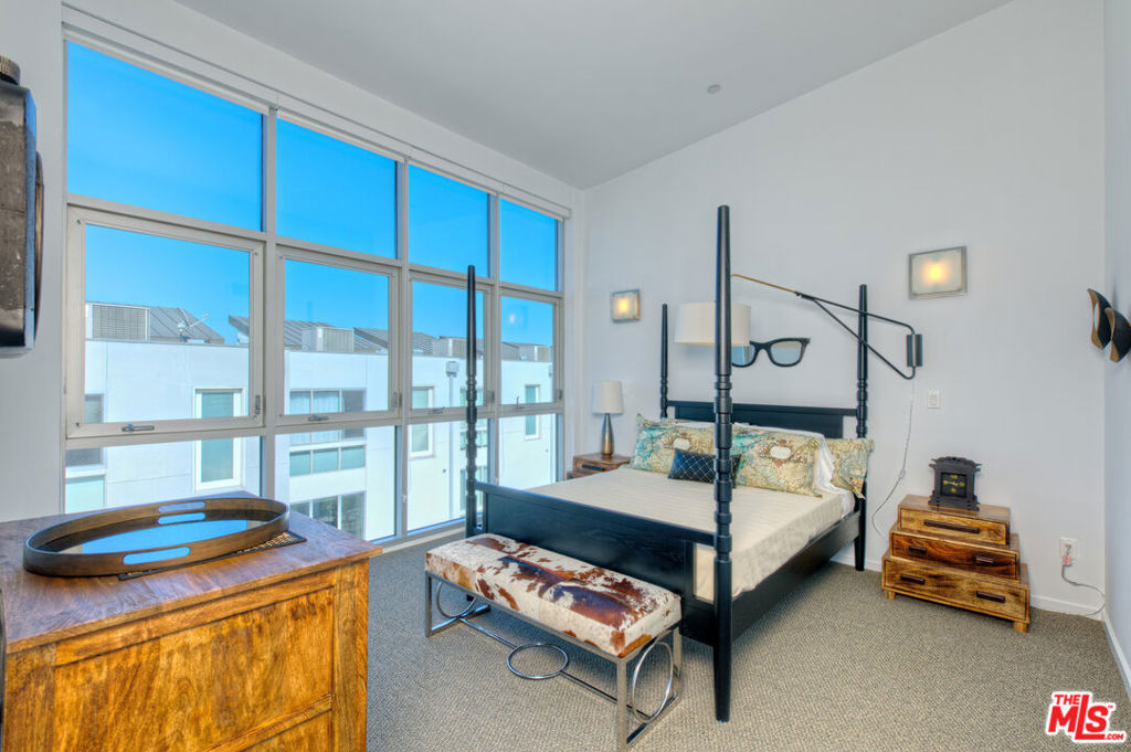 Residential Lease for rent at 4151 Redwood Avenue 207, Los Angeles, Los Angeles County CA featuring 3 beds and 4 baths