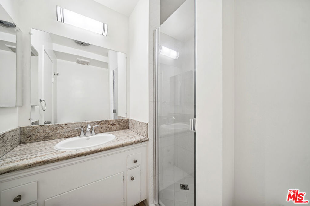 Residential Lease for rent at 7548 Hampton 205, Los Angeles, Los Angeles County CA featuring 2 beds and 2 baths