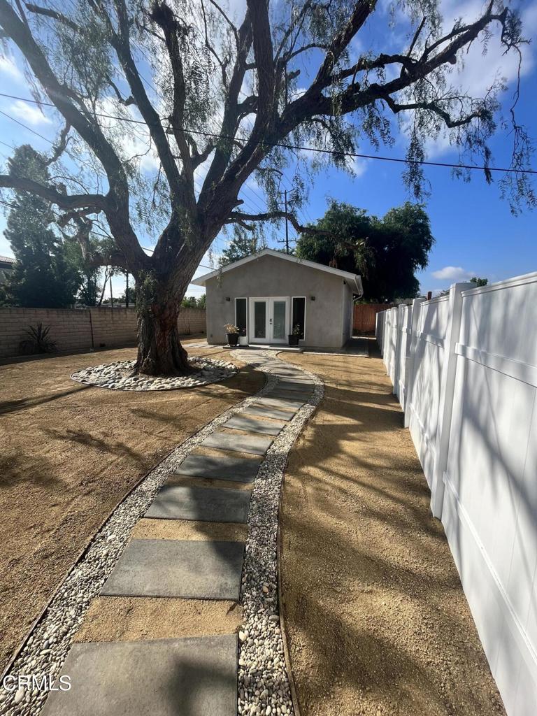 Residential Lease for rent at 2875 Calle Quebracho B, Thousand Oaks CA featuring 1 bed and 1 bath