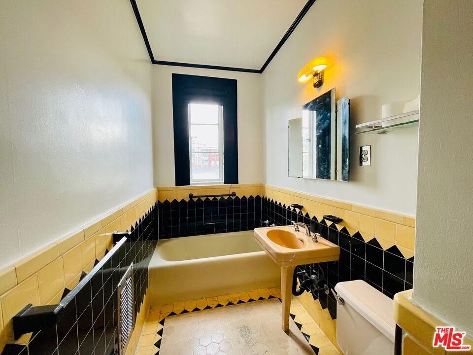 Residential Lease for rent at 1314 N HAYWORTH Avenue 403, Los Angeles, Los Angeles County CA featuring 1 bed and 1 bath