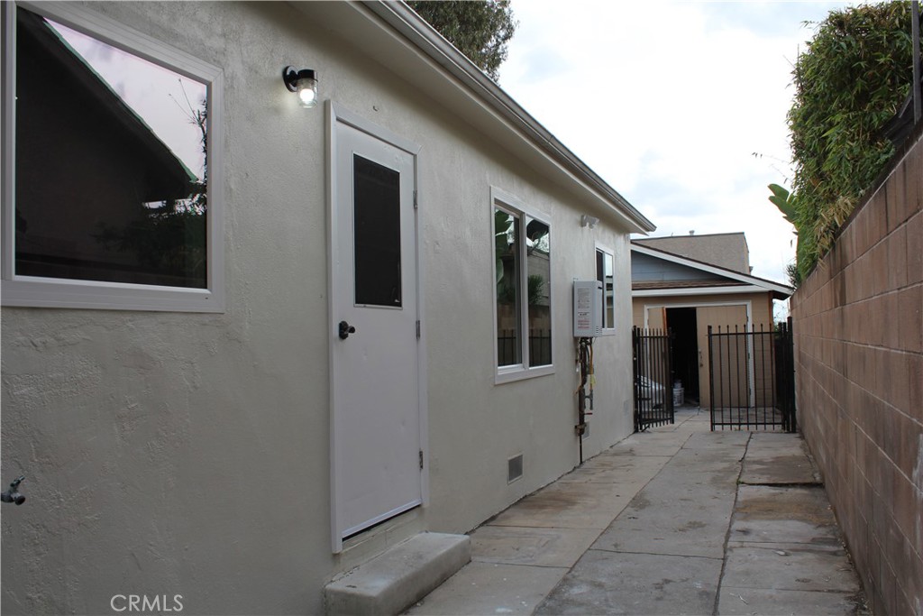 Residential Lease for rent at 620 Brittania, Los Angeles, Los Angeles County CA featuring 2 beds and 2 baths