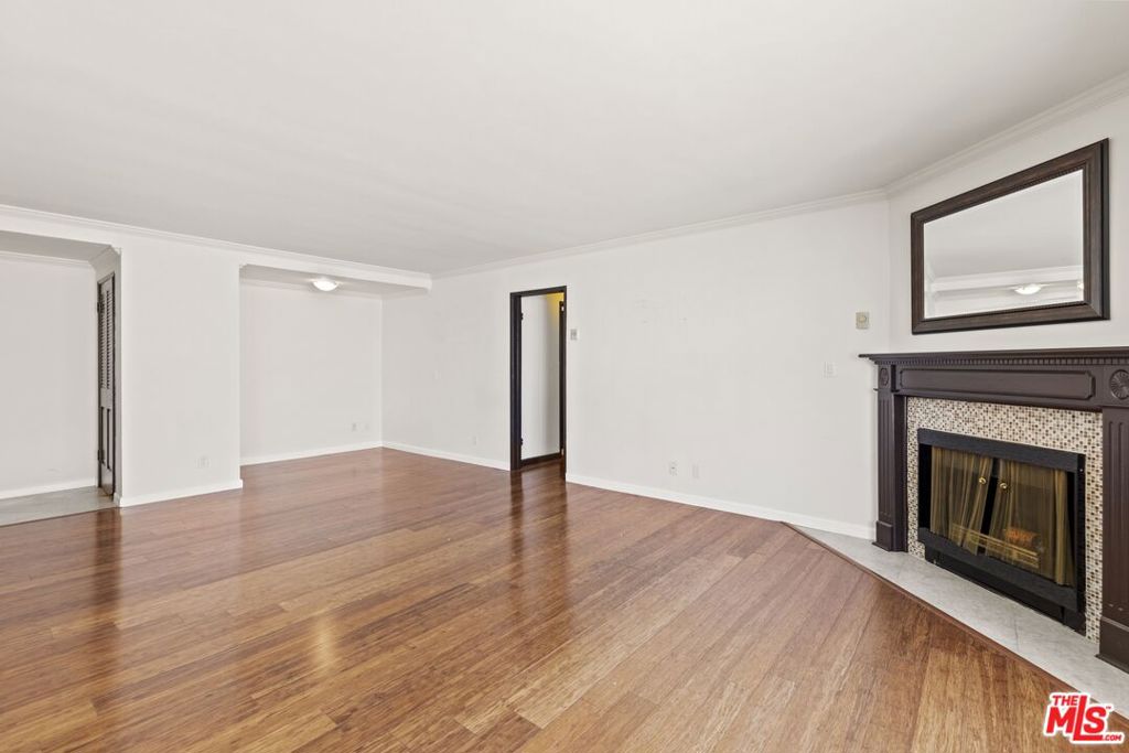 Residential Lease for rent at 1033 6TH Street 205, Santa Monica, Los Angeles County CA featuring 2 beds and 2 baths