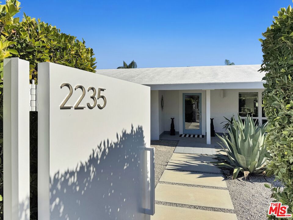 Residential Lease for rent at 2235 E Paseo Gracia, Palm Springs CA featuring 3 beds and 2 baths
