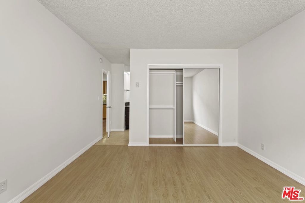 Residential Lease for rent at 1033 6TH Street 303, Santa Monica, Los Angeles County CA featuring 3 beds and 2 baths