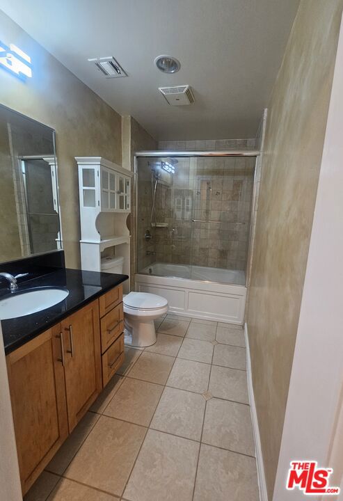 Residential Lease for rent at 1128 S Serrano Avenue 102, Los Angeles, Los Angeles County CA featuring 3 beds and 2 baths