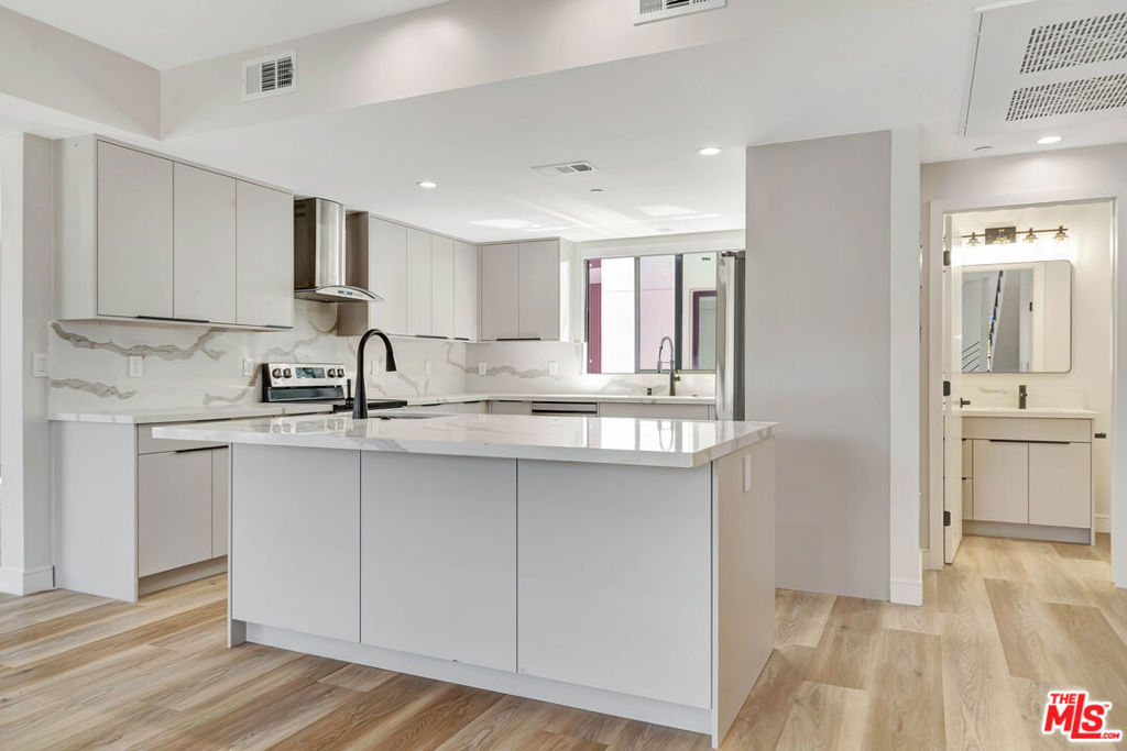 Residential Lease for rent at 1921 Federal Avenue 1919, Los Angeles, Los Angeles County CA featuring 4 beds and 5 baths