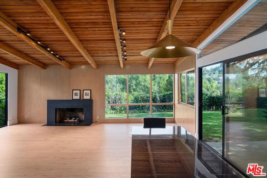 Residential Lease for rent at 15434 Mulholland Drive, Los Angeles, Los Angeles County CA featuring 4 beds and 4 baths