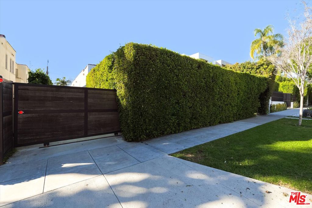 Residential Lease for rent at 809 N La Jolla Avenue, Los Angeles, Los Angeles County CA featuring 2 beds and 2 baths