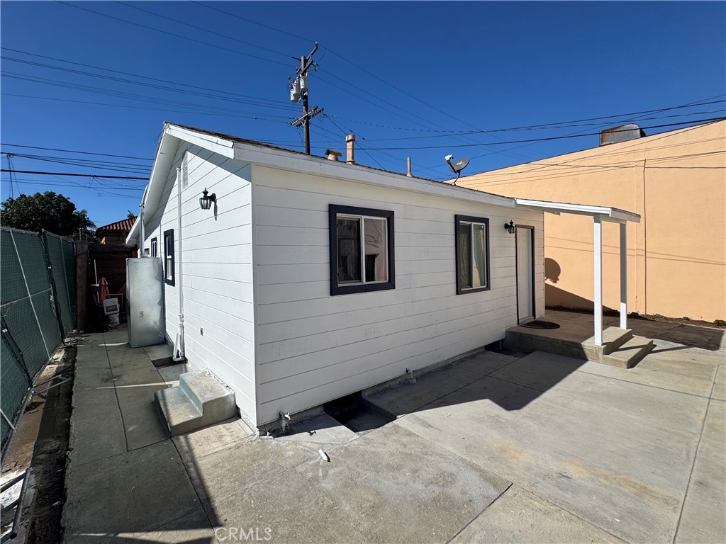Residential Lease for rent at 5655 Atlantic 5659.5, Long Beach, Los Angeles County CA featuring 2 beds and 1 bath