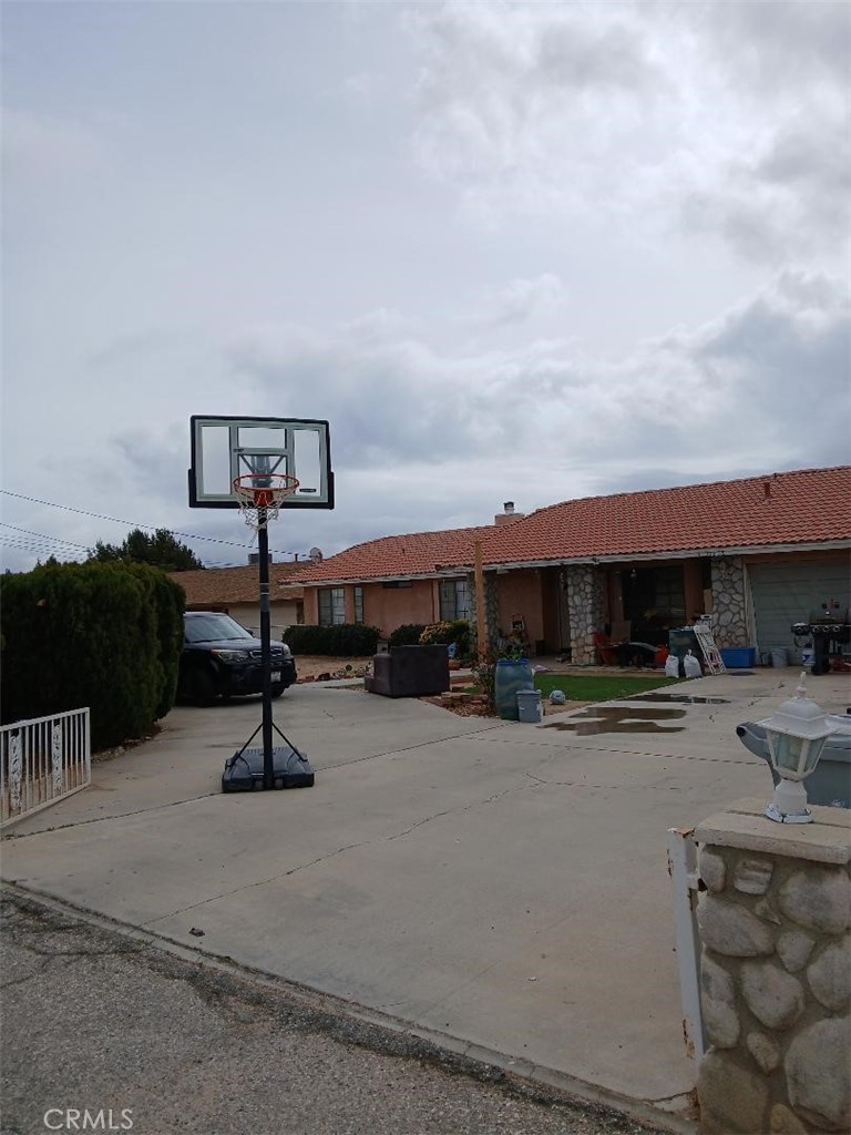 Residential Lease for rent at 17855 Catalpa Street, Hesperia CA featuring 3 beds and 2 baths