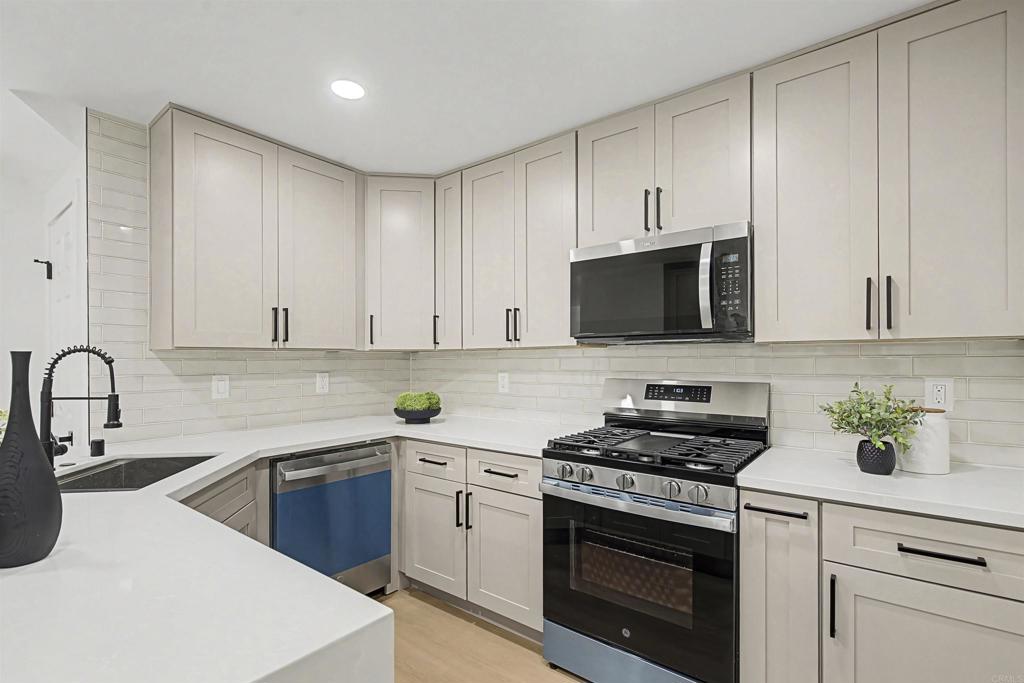 Residential for sale at 10190 Palm Glen Dr 62, Santee CA featuring 3 beds and 3 baths