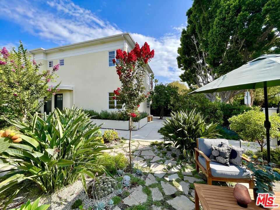 Residential Lease for rent at 464 N Harper Avenue, West Hollywood, Los Angeles County CA featuring 2 beds and 2 baths