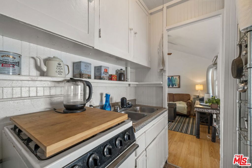 Residential Lease for rent at 1612 1/2 N Genesee Avenue, Los Angeles, Los Angeles County CA featuring 1 bed and 1 bath