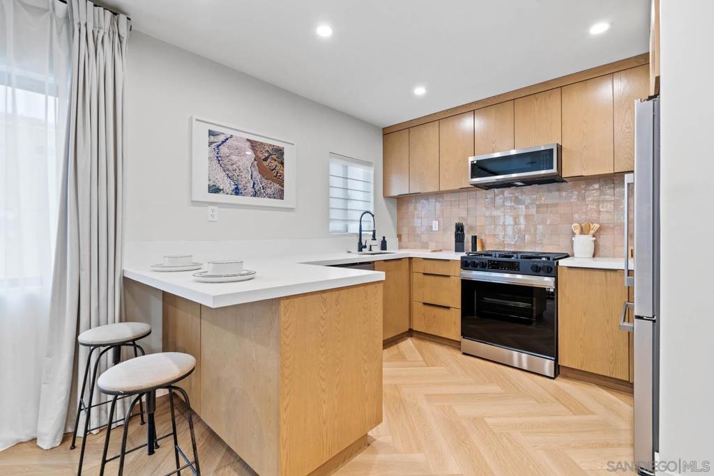 Residential Lease for rent at 7372 Bishops Ln, La Jolla, San Diego County CA featuring 2 beds and 1 bath